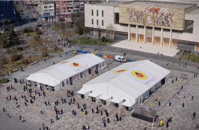 Албанија почна масовна вакцинација во пунктови отворени на плоштадот „Скендербег“ во Тирана