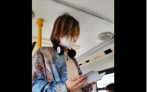 Горазд Китановски ја промовираше својата поезија во автобусот број 41 на пат за Драчево