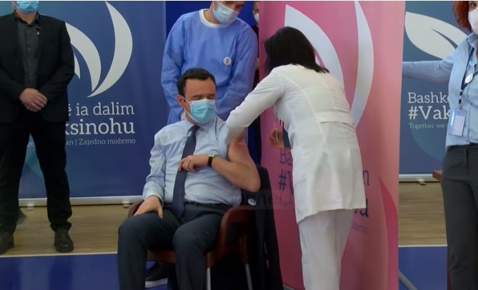 Албин Курти е првото лице на Косово кое ја прими вакцината на Астра Зенека
