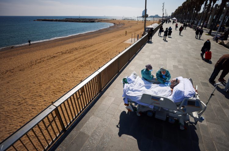По 114 дена во болница поради тежок ковид, извеле пациентка до плажа