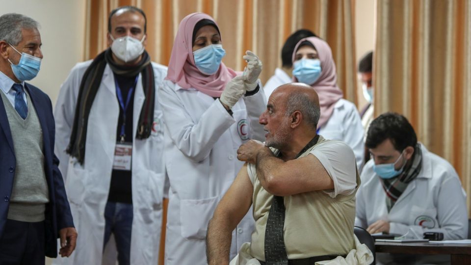 Наместо здравствените работници, во Газа се вакцинирале министри и националниот фудбалски тим
