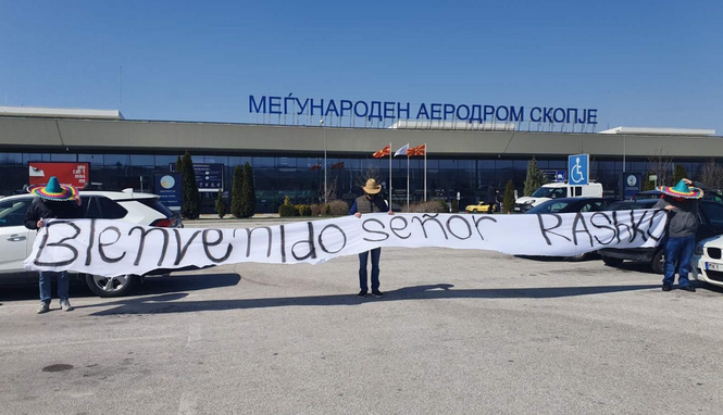 Младите на ВМРО-ДПМНЕ го пречекаа сењор Рашко на скопскиот аеродром