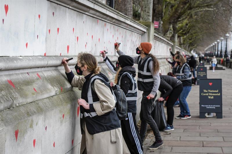 Граѓaните на Лондон цртаат огромен мурал со 150.000 срца во чест на починатите од корона