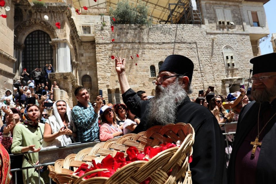 Грчката црква ќе им овозможи на верниците да присуствуваат на велигденските литургии