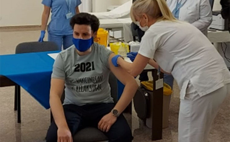 Во Црна Гора почна вакцинацијата со АстраЗенека, први ја примија новинарите