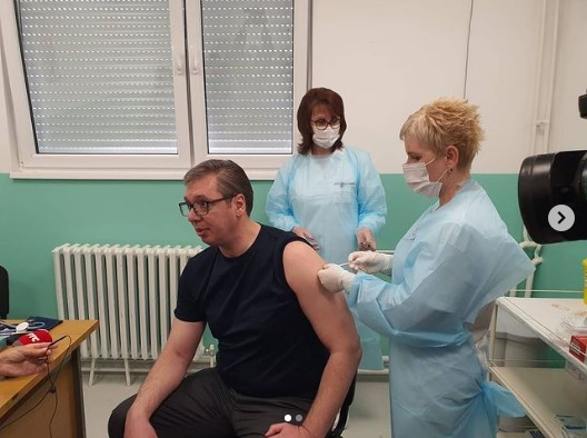Вучиќ се ревакцинираше: Сè уште има луди глави кои не сакаат да се вакцинираат