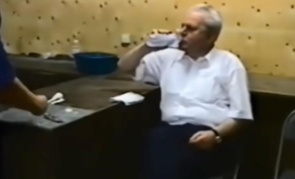 Управникот на затворот: Mи нудеа стотици илјади долари за фотографија од Милошевиќ во келија