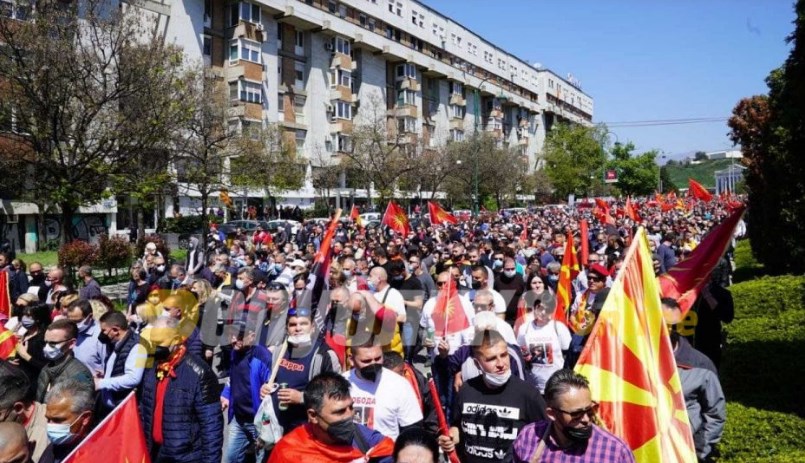 Mицкоски: Македонија е жива, народот вриe