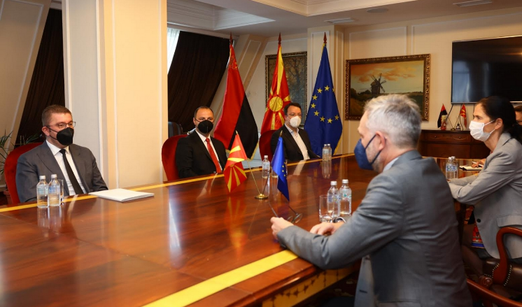 Мицкоски на средба со Рот: Македонија заслужува да добие датум за отпочнување на преговори