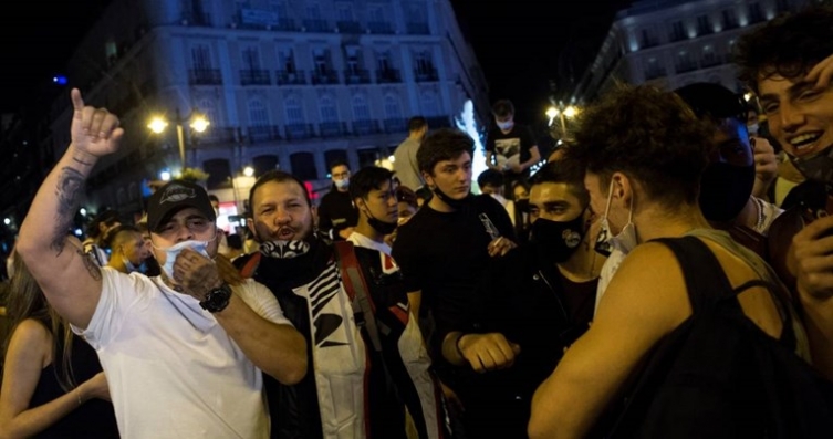 Шпанците на улица го прославија укинувањето на вонредната состојба