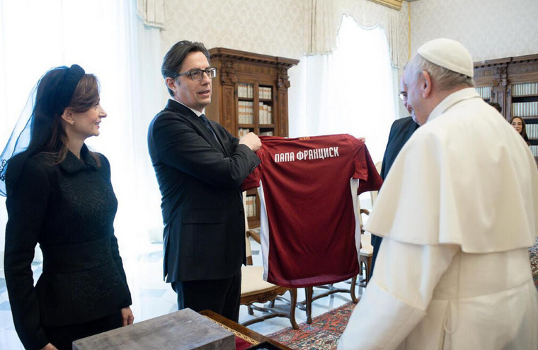Пендаровски на фејсбук-Најновиот дрес на македонската фудбалска репрезентација за папата Франциск