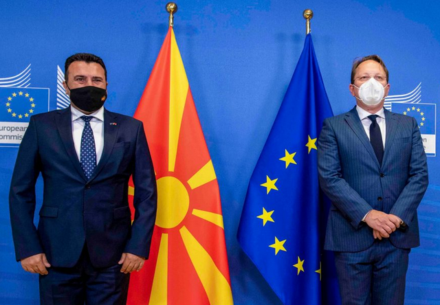 Средба Заев-Вархеји во Брисел: Идентитетот не може да биде причина за блокада на евроинтеграциите