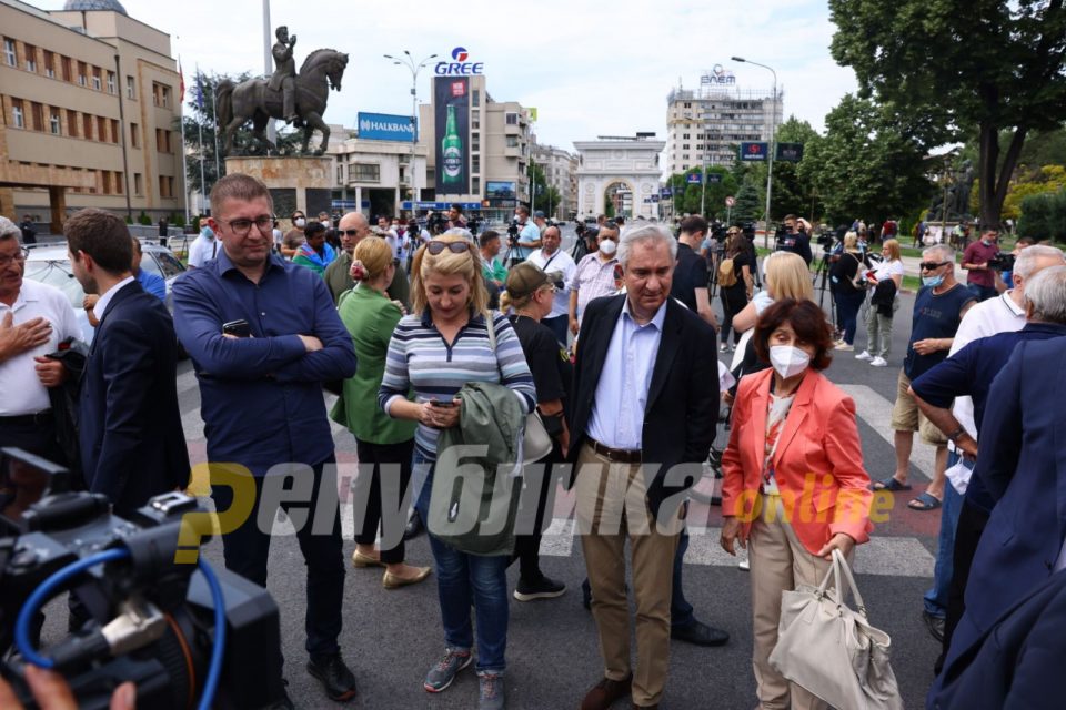 Mицкоски: Блокираме се што е погрешно, а власта е таа што тера погрешни политики