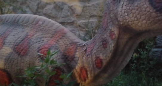 Диносаурусот на Шилегов си го скрши вратот (ВИДЕО)