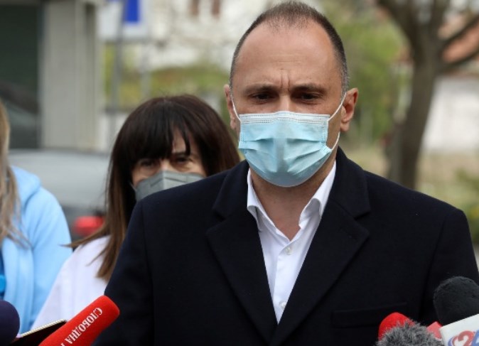 Филипче со депонирана оставка размислува за задолжителна вакцинација