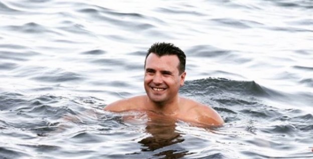 Заев ужива на плажа кај јужниот сосед додека Македонија гори