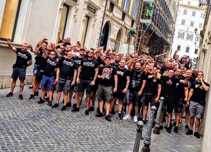 Како Левски во филмот „Трето полувреме“: Навивачите на ЦСКА Софија со нацистички поздрави во Рим