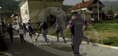 Полицијата го брани ДУИ од народот (ВИДЕО)