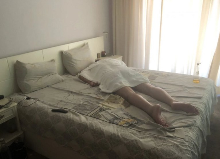 Бојко Борисов оптегнат гол на спална, до него кондоми, пиштол и пари (ФОТО)