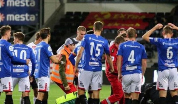 Исто како Ериксен: Исландски фудбалер падна на тревата по срцев удар