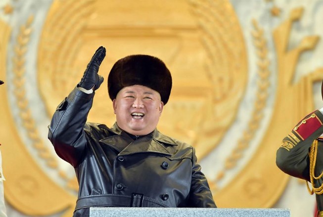 Сите го копираат стилот на Ким: Кожените мантили се забранети во Северна Кореја