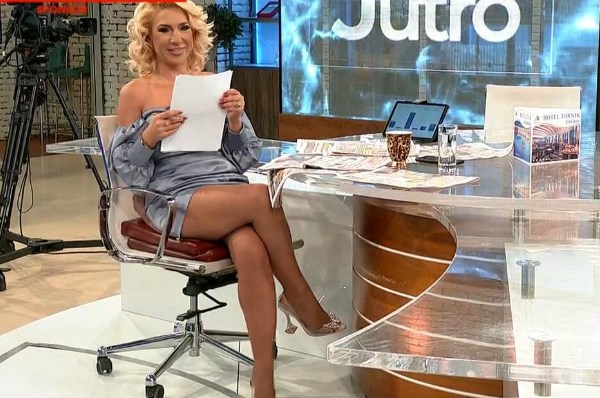Јована Јеремиќ ги покажа убавите нозе на утринска емисија (ФОТО)