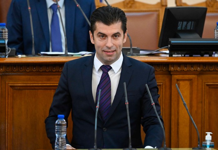 Петков призна: Ако потпишеме договор со Македонија владата брзо ќе падне