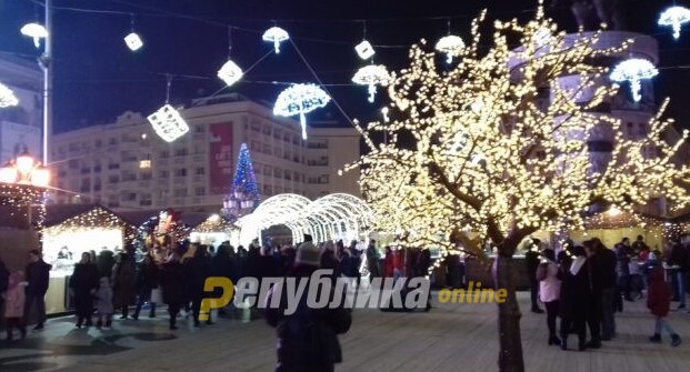 Новогодишна магија на плоштадот „Македонија“ (ФОТО)