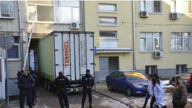 Како сцена од Балканкан: Бугарите морале да ги издишуваат гумите од камионот за да влезе во мртовечницата (ФОТО)