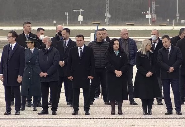 И претседателката на Косово дојде да ги пречека загинатите (ФОТО)