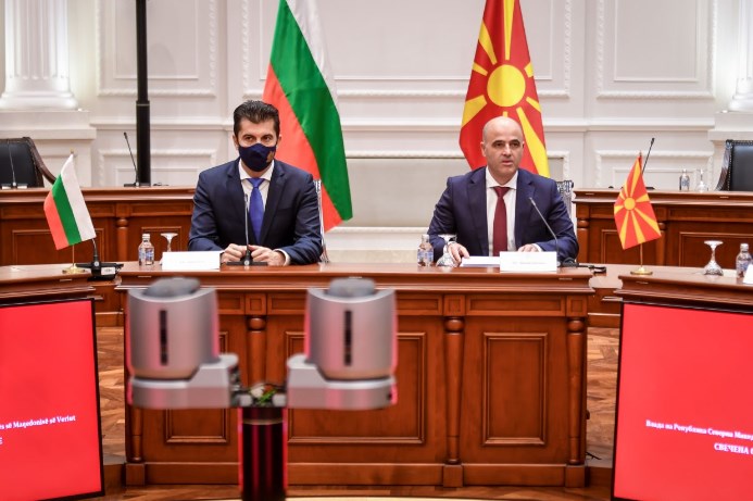 Две невладини предупредуваат какво јаболко може да загризе Македонија во преговорите со Бугарија
