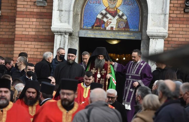 И патријархот Порфириј дојде на погребот на Ксенија Вучиќ (ФОТО)