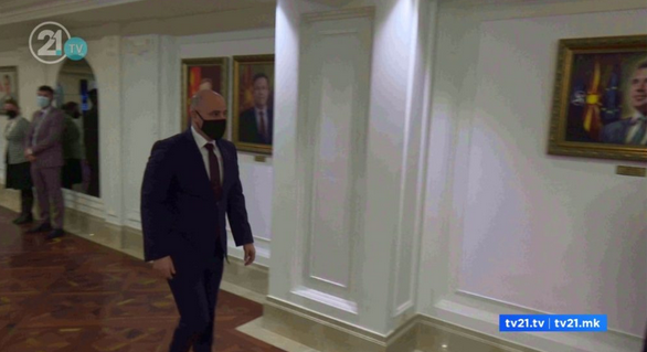 ТВ 21: Портретот на Заев поставен на премиерскиот ѕид во Владата