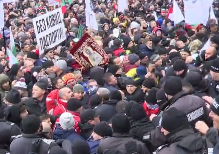 Бугарите бараат оставка од премиерот Петков (ВИДЕО)