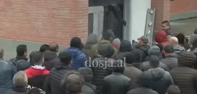 Гори во Тирана, немири во опозициската партија (ВИДЕО)