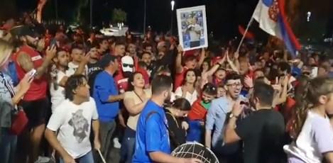 Фановите со жив штит го бранат Ноле (ФОТО)