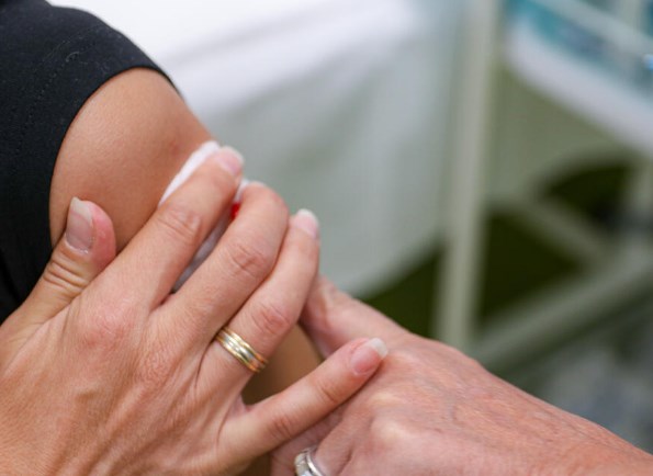 Што е многу многу е: Германски доктор предвидува петта доза вакцина