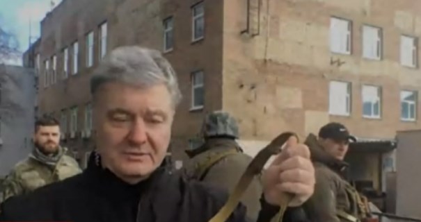 Додека е под истрага дека тргувал со проруските бунтовници,Порошенко се слика со калашников