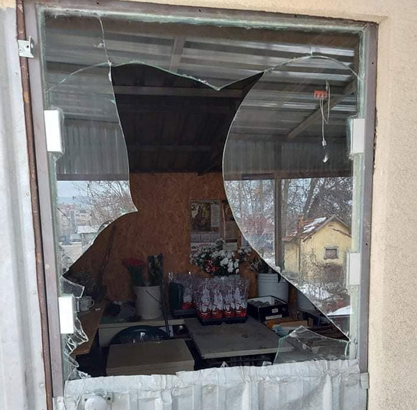 Поранешната сопруга на секретарот на битолскиот КЦ „Иван Михајлов“ го скршила стаклото на „неговите простории“!