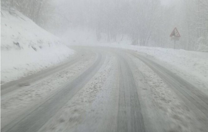 Снегот прави проблеми на патиштата во цела Македонија (ФОТО)