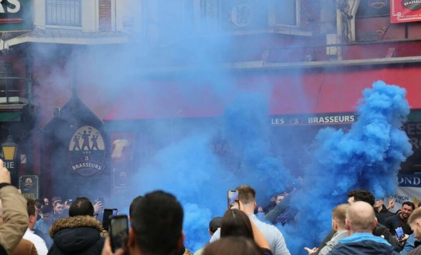 Навивачите на Челзи се степаа со француската полиција во одбрана на газда Абрамович