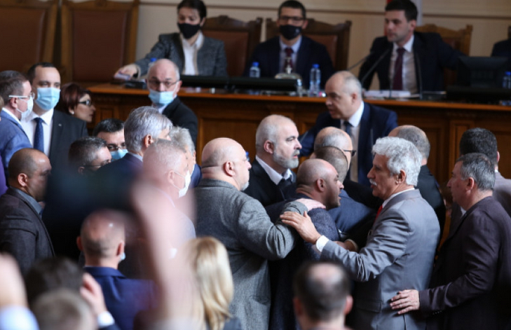 По приведувањето на Борисов: Тензии во Народното собрание до раб на тепачка
