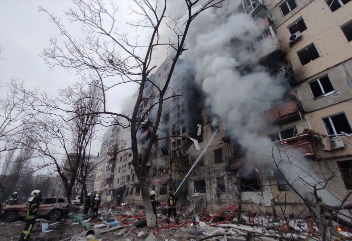 Вака изгледа зграда во Киев по руско ракетирање (ФОТО)