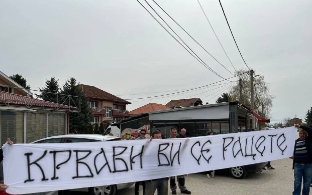 Крвави ви се рацете“:   Битолчани се кренаа против Петков и Бугарите (ФОТО)