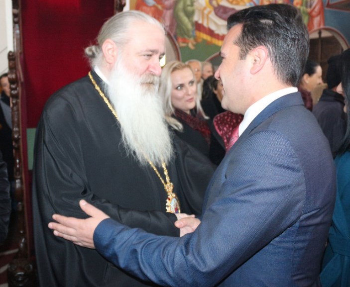 Бугарскиот епископ за кого не постојат Македонци се гушка со Заев