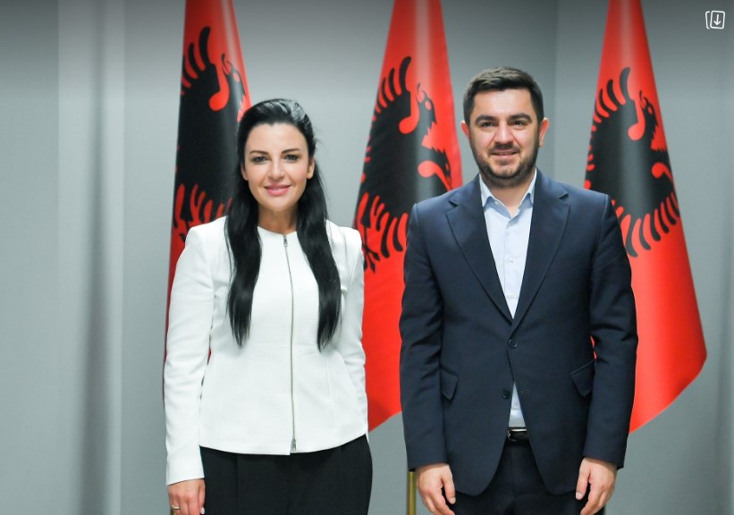 Бектеши и неговата колешка од Албанија позираат само со албански знамиња (ФОТО)