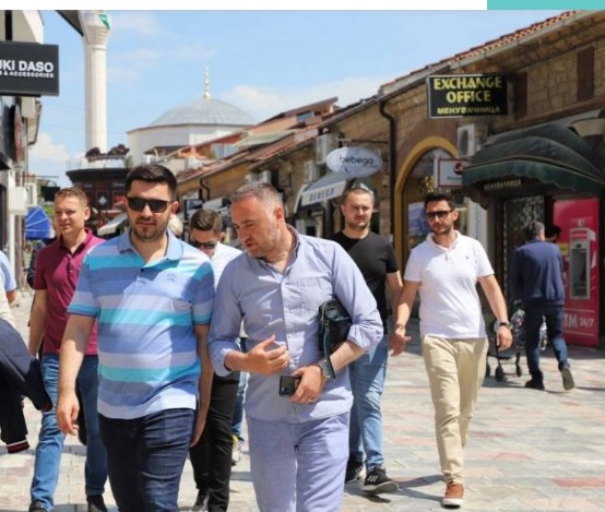Нефи Усеини го прошета Крешник низ Охрид, а го почести и во неговата пицерија (ФОТО)