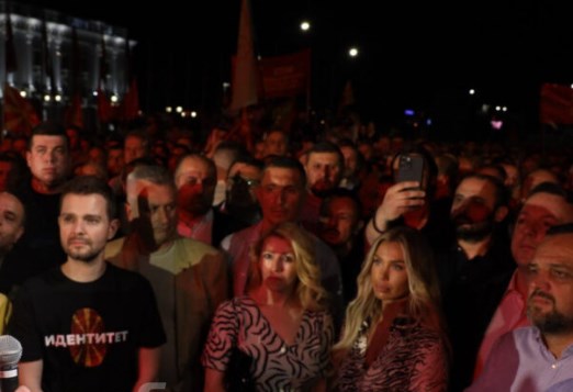 Пејачката Аделина Тахири го поддржа протестот на ВМРО-ДПМНЕ (ФОТО)