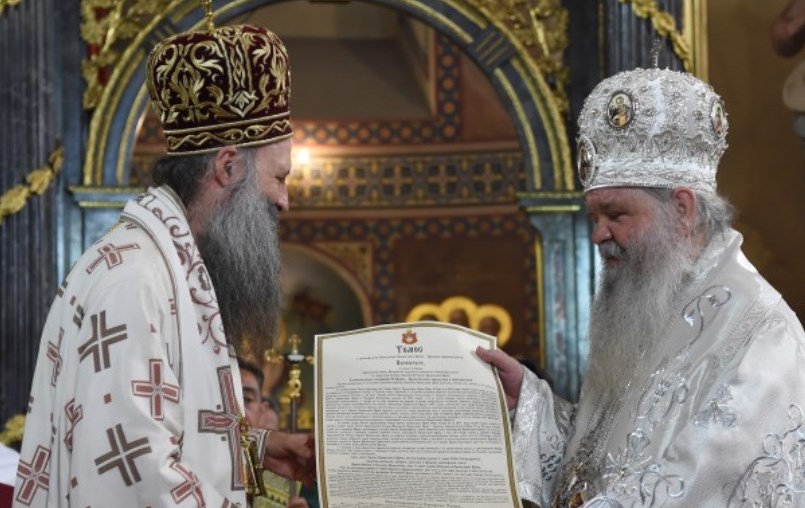 Српскиот патријарх и официјално го додели томосот за автокефалност на МПЦ-ОА