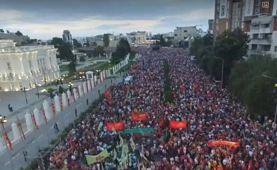 Koлони народ пред Владата (ФОТО)